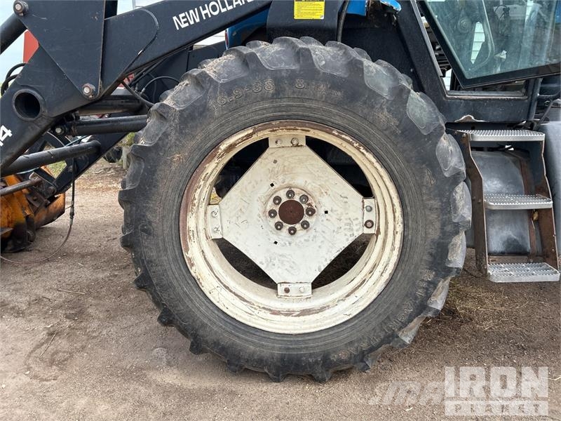 New Holland TV140 الجرارات