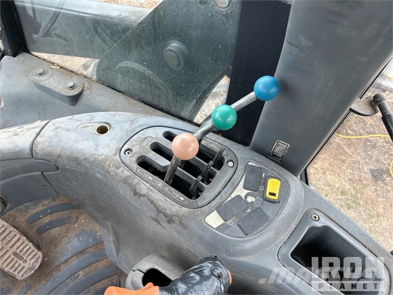 New Holland TV140 الجرارات