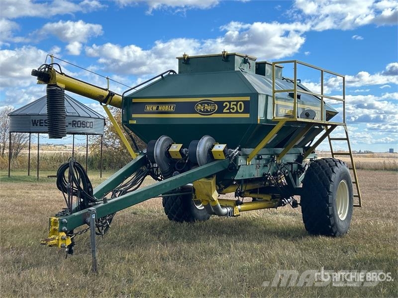  New Noble 300 bu Tow-Between Air Cart Σπορείς