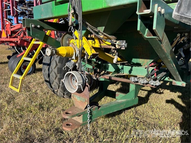 New Noble 300 bu Tow-Between Air Cart Perforatrici
