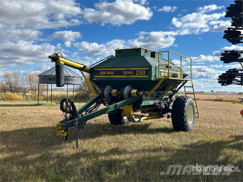  New Noble 300 bu Tow-Between Air Cart Σπορείς