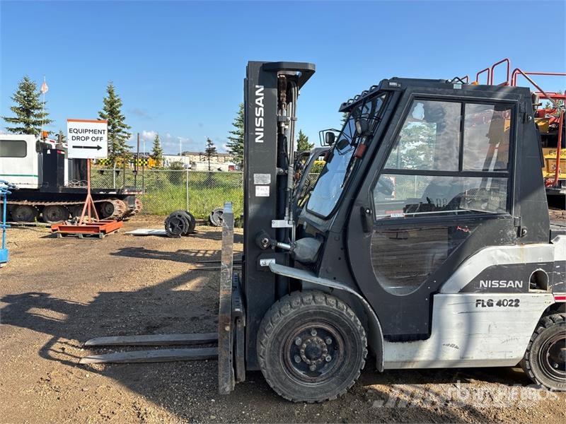 Nissan 9500 lb Pneumatic Tire Forklift شاحنات ذات رافعات شوكية - أخرى