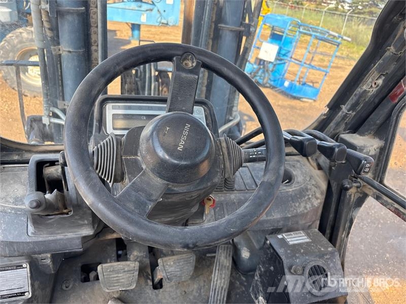 Nissan 9500 lb Pneumatic Tire Forklift شاحنات ذات رافعات شوكية - أخرى