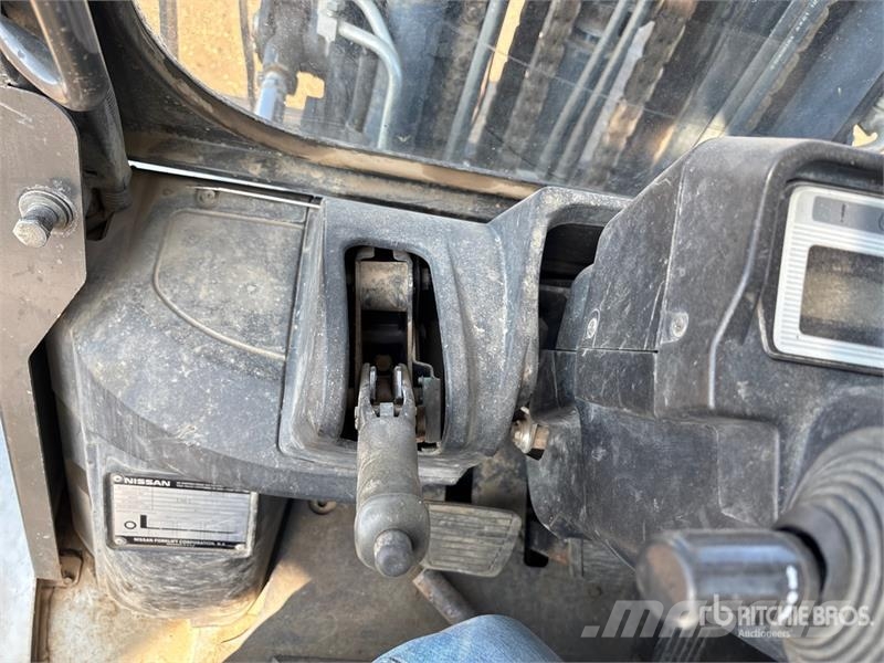 Nissan 9500 lb Pneumatic Tire Forklift شاحنات ذات رافعات شوكية - أخرى