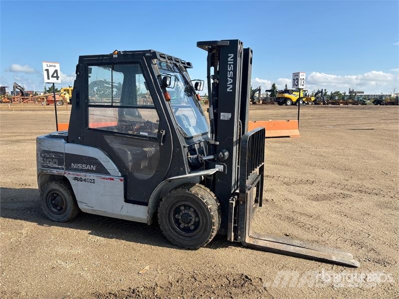 Nissan 9500 lb Pneumatic Tire Forklift شاحنات ذات رافعات شوكية - أخرى