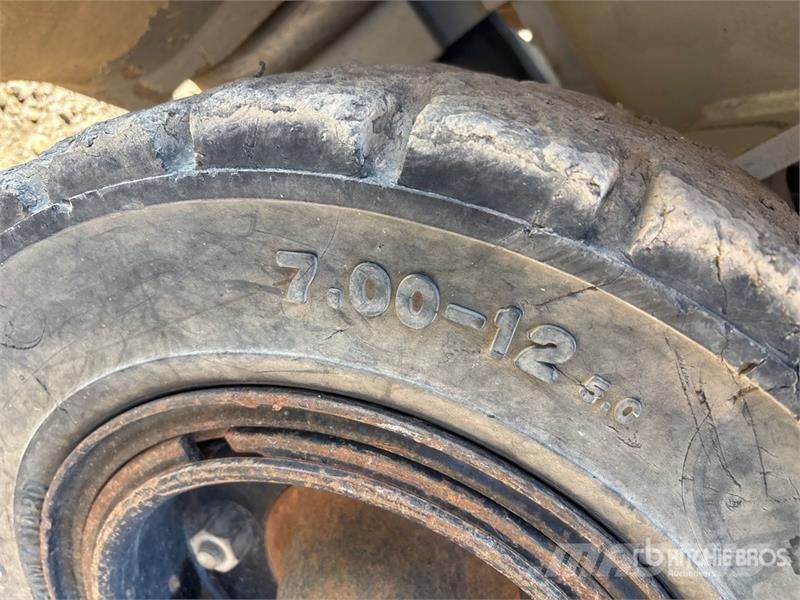 Nissan 9500 lb Pneumatic Tire Forklift شاحنات ذات رافعات شوكية - أخرى