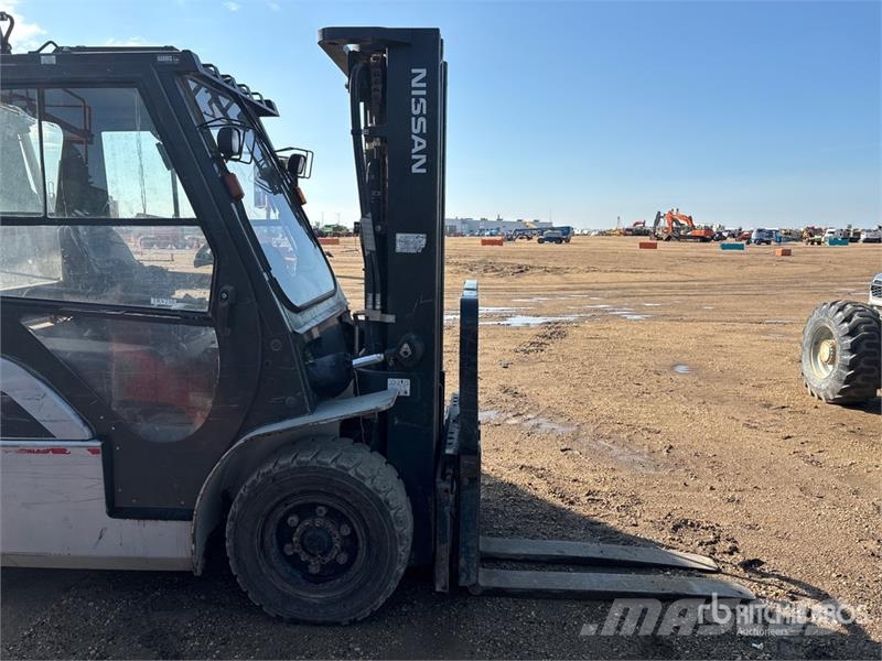 Nissan 9500 lb Pneumatic Tire Forklift شاحنات ذات رافعات شوكية - أخرى