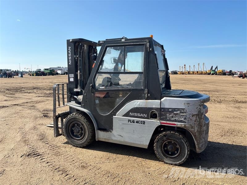 Nissan 9500 lb Pneumatic Tire Forklift شاحنات ذات رافعات شوكية - أخرى