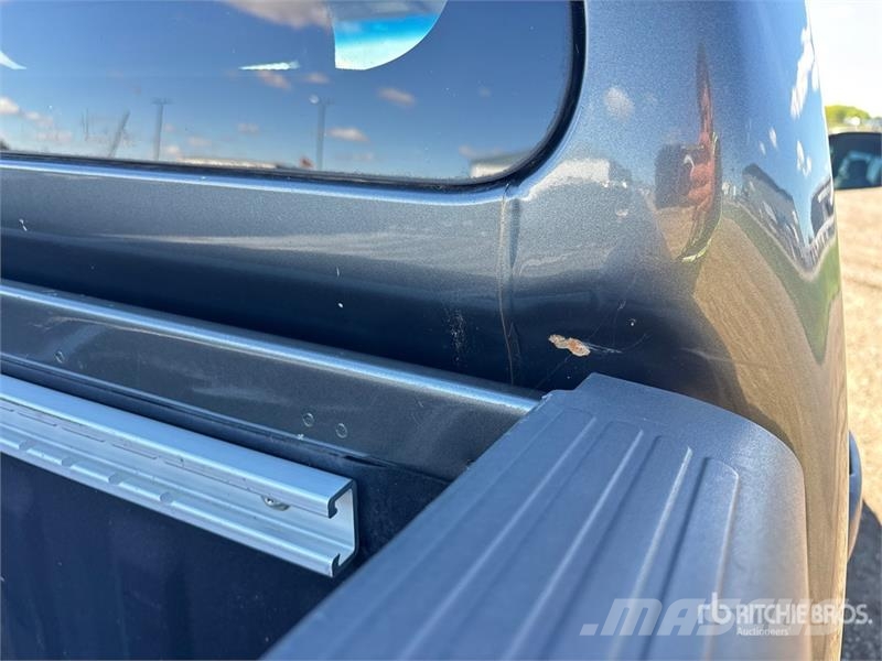 Nissan Frontier 4x4 Crew Cab Pickup Andre varebiler