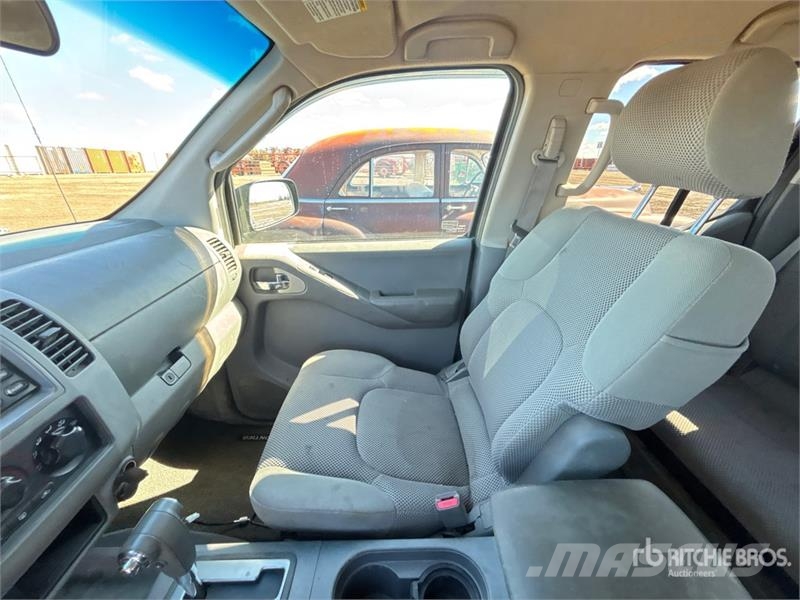 Nissan Frontier 4x4 Crew Cab Pickup Andre varebiler