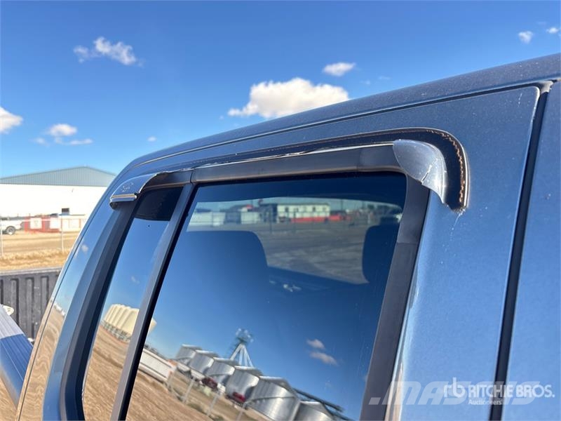 Nissan Frontier 4x4 Crew Cab Pickup Andre varebiler