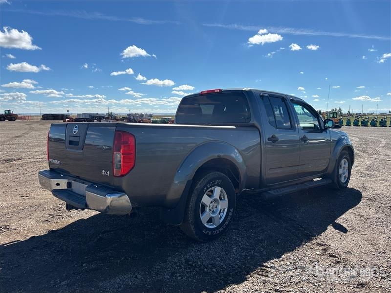 Nissan Frontier 4x4 Crew Cab Pickup Andre varebiler
