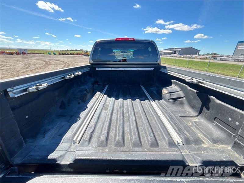 Nissan Frontier 4x4 Crew Cab Pickup Andre varebiler