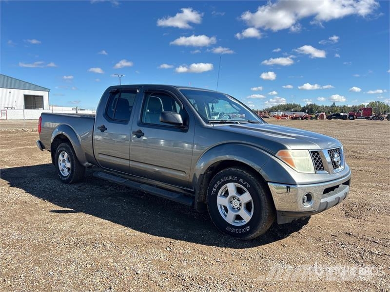 Nissan Frontier 4x4 Crew Cab Pickup Andre varebiler