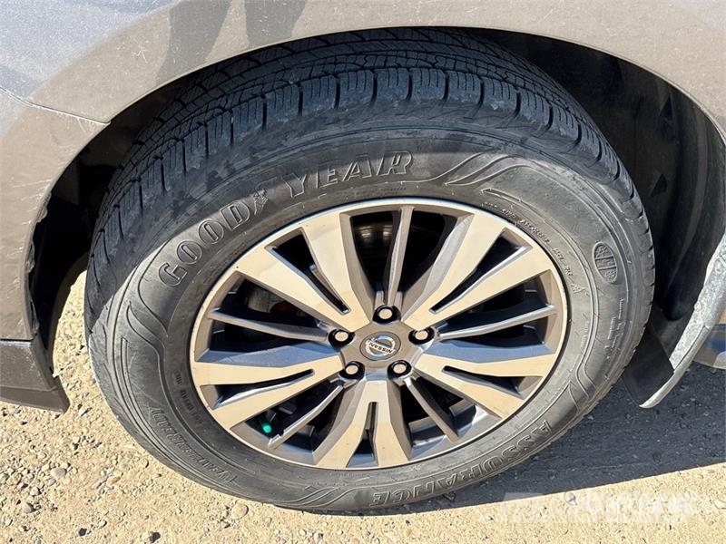 Nissan Pathfinder SUV Personbiler