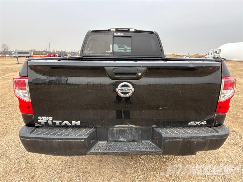 Nissan Titan 4x4 Crew Cab Pickup Ostalo