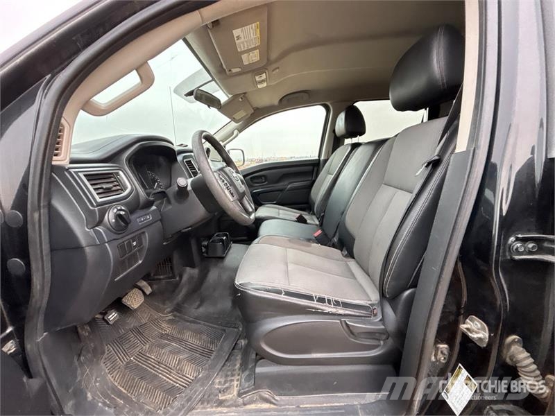 Nissan Titan 4x4 Crew Cab Pickup Ostalo