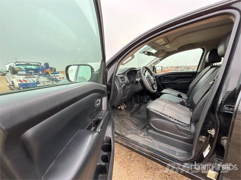 Nissan Titan 4x4 Crew Cab Pickup Ostalo