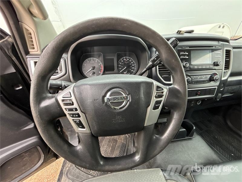 Nissan Titan 4x4 Crew Cab Pickup Ostalo