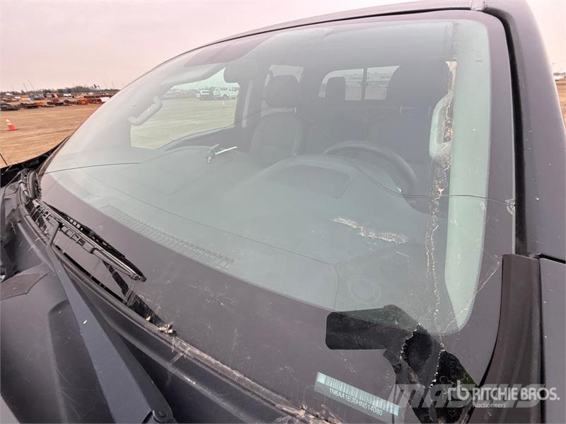 Nissan Titan 4x4 Crew Cab Pickup Ostalo