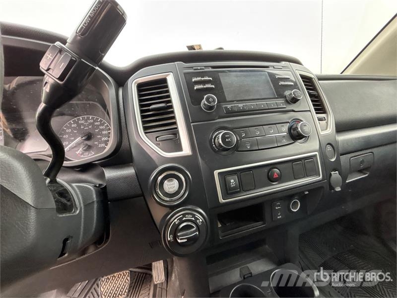 Nissan Titan 4x4 Crew Cab Pickup Ostalo