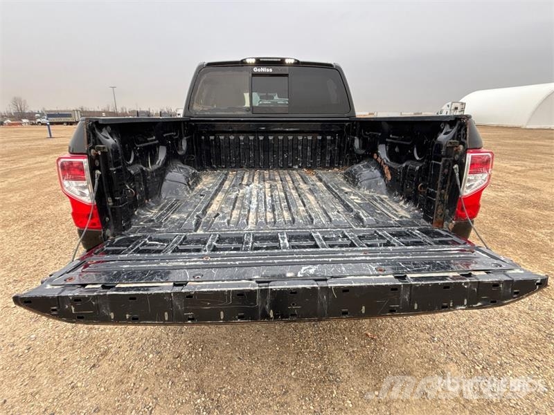 Nissan Titan 4x4 Crew Cab Pickup Ostalo