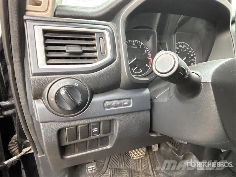Nissan Titan 4x4 Crew Cab Pickup Ostalo