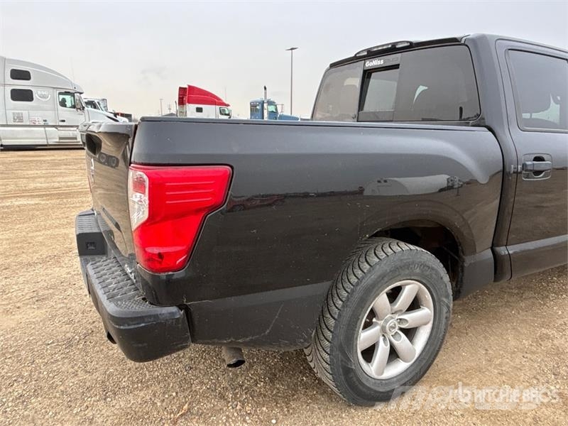 Nissan Titan 4x4 Crew Cab Pickup Ostalo