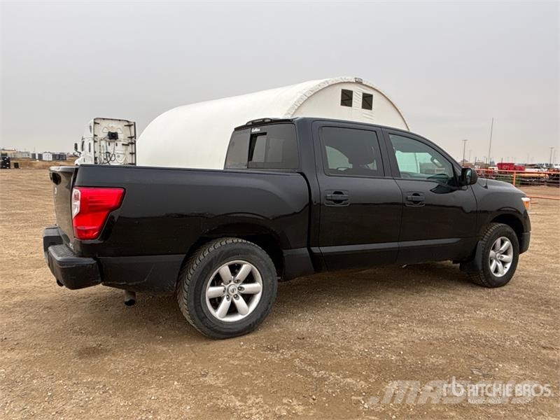 Nissan Titan 4x4 Crew Cab Pickup Ostalo