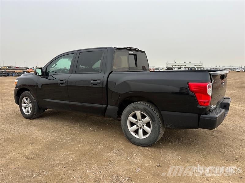 Nissan Titan 4x4 Crew Cab Pickup Ostalo