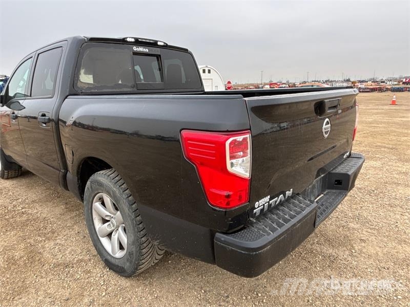 Nissan Titan 4x4 Crew Cab Pickup Ostalo