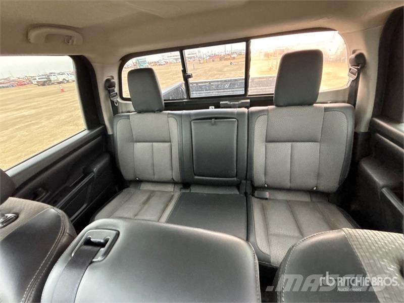 Nissan Titan 4x4 Crew Cab Pickup Ostalo