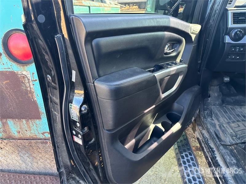 Nissan Titan XD PRO-4X 4x4 Crew Cab Pickup (Inoperable) Drugi