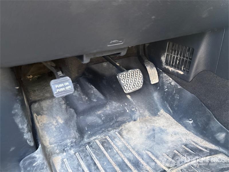 Nissan Titan XD PRO-4X 4x4 Crew Cab Pickup (Inoperable) Drugi