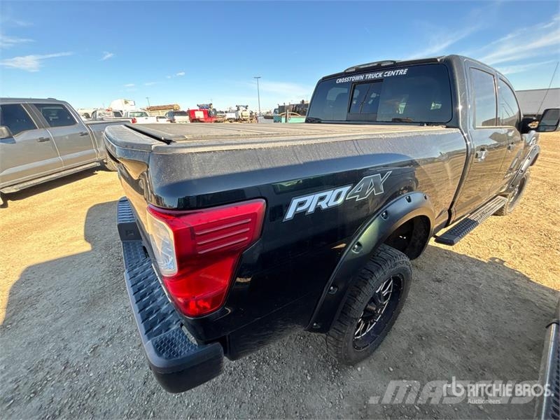 Nissan Titan XD PRO-4X 4x4 Crew Cab Pickup (Inoperable) Drugi