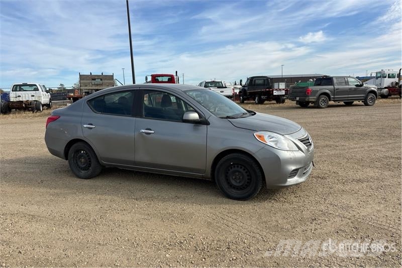 Nissan Versa Automobile Auto's