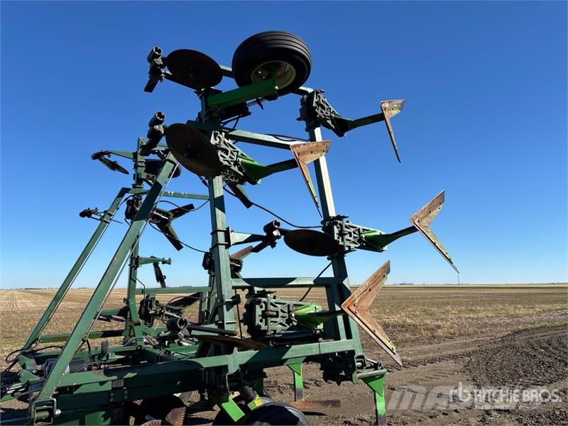 Noble 3000 30 ft Chisel Plow Keski pullukları