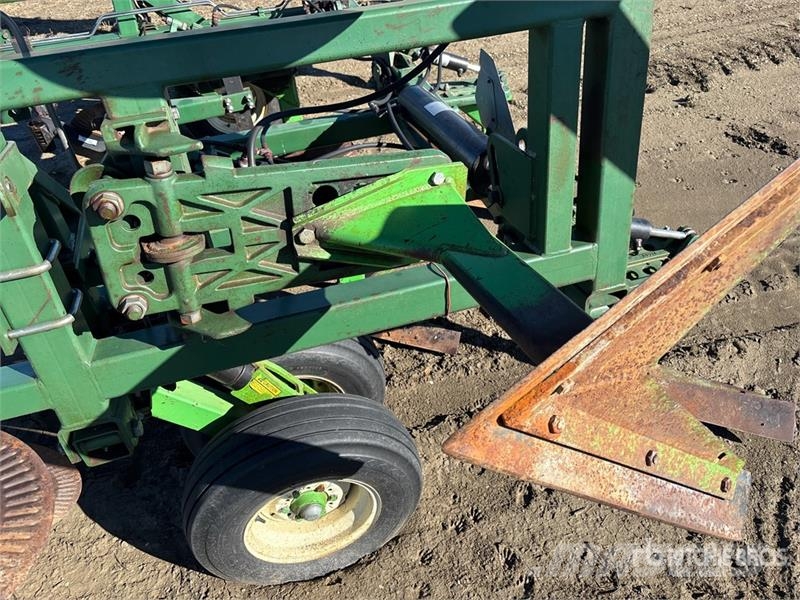 Noble 3000 30 ft Chisel Plow Keski pullukları