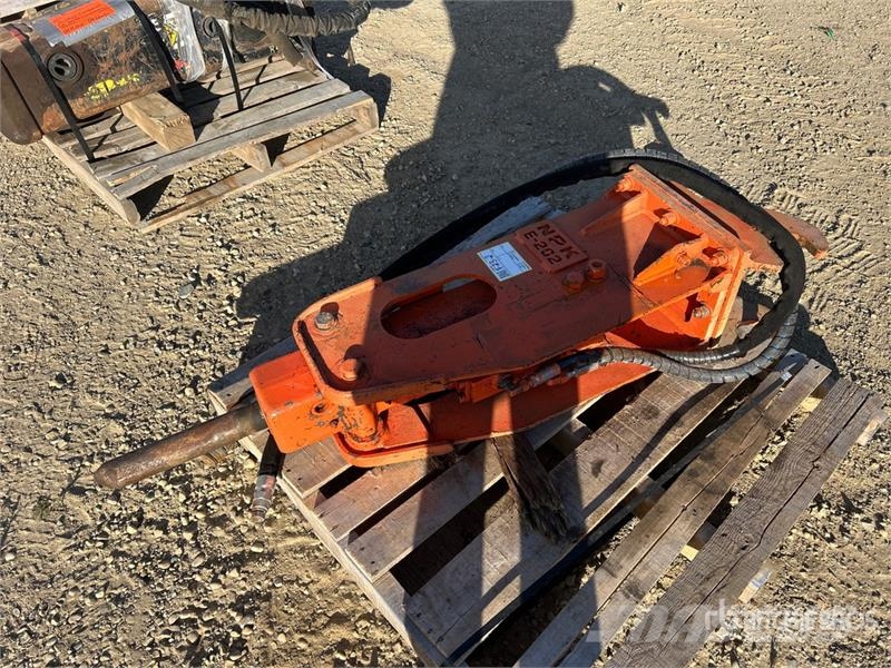 NPK E-202 12 in Q/C Hydraulic Breaker مطارق / كسارات