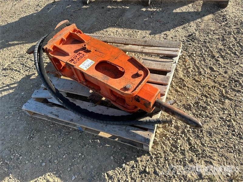 NPK E-202 12 in Q/C Hydraulic Breaker مطارق / كسارات