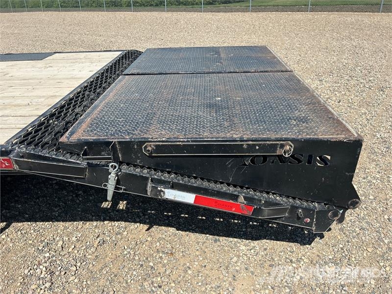Oasis 30 ft Tri/A Equipment Trailer Remolques para transporte de vehículos