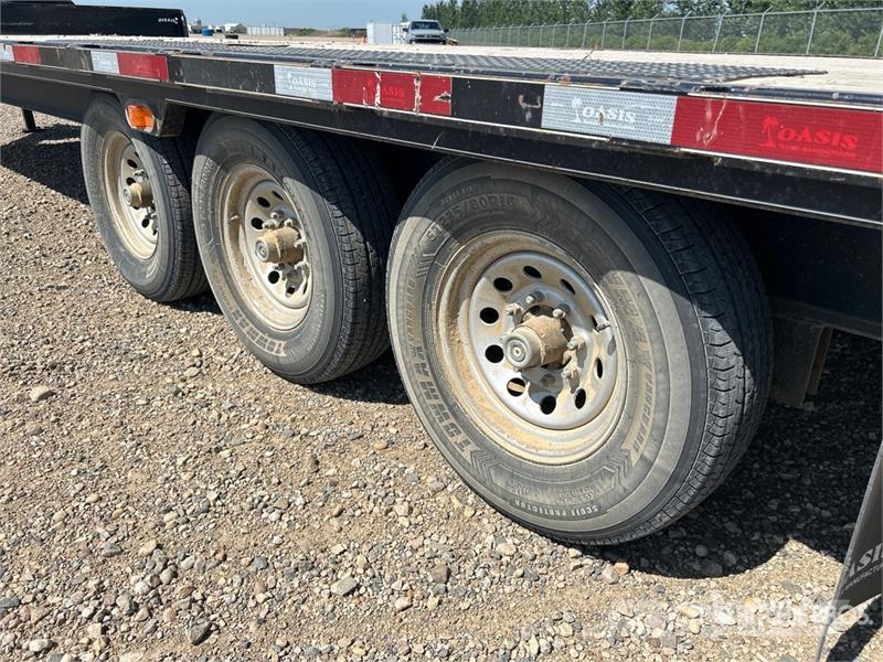 Oasis 30 ft Tri/A Equipment Trailer Remolques para transporte de vehículos