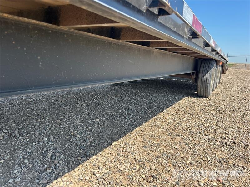 Oasis 30 ft Tri/A Equipment Trailer Remolques para transporte de vehículos