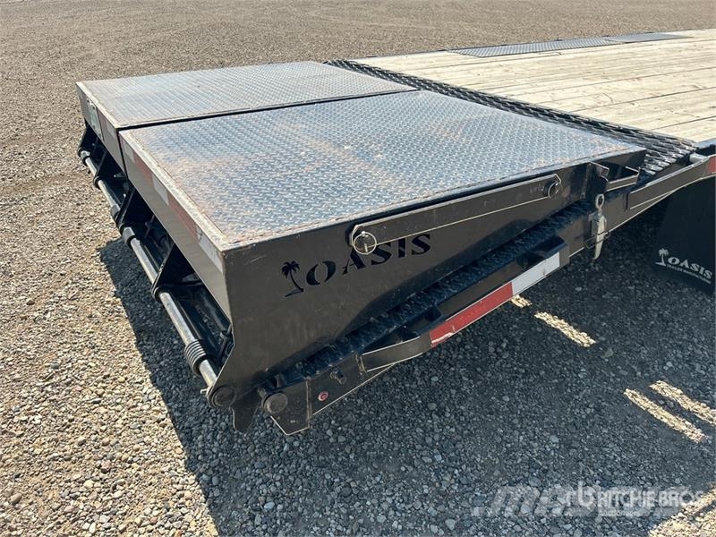 Oasis 30 ft Tri/A Equipment Trailer Remolques para transporte de vehículos