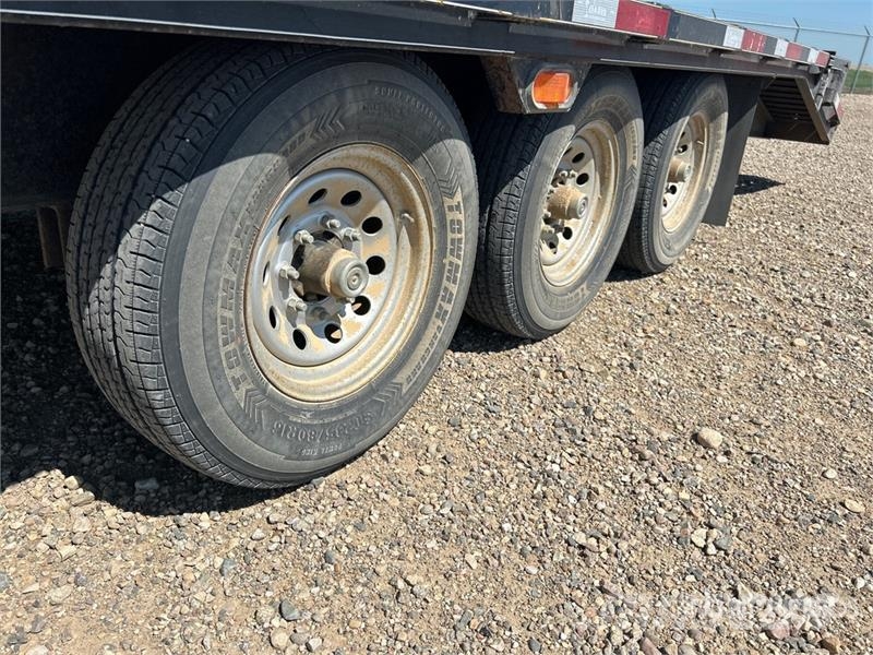 Oasis 30 ft Tri/A Equipment Trailer Remolques para transporte de vehículos