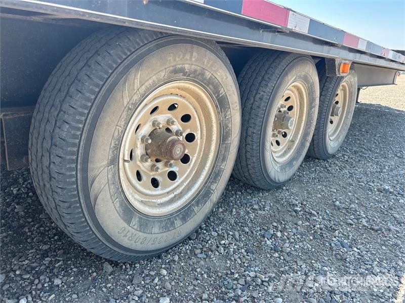 Oasis 30 ft Tri/A Equipment Trailer Remolques para transporte de vehículos