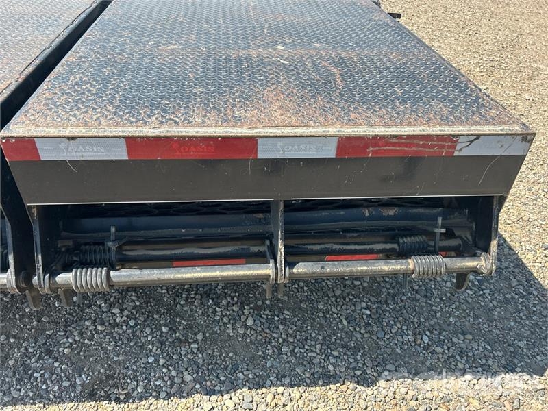 Oasis 30 ft Tri/A Equipment Trailer Remolques para transporte de vehículos