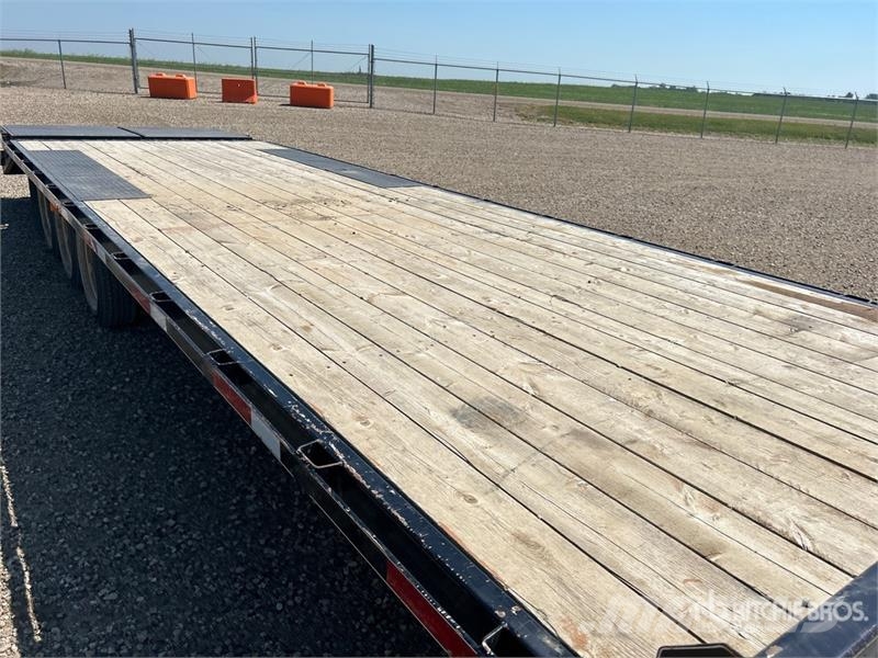 Oasis 30 ft Tri/A Equipment Trailer Remolques para transporte de vehículos