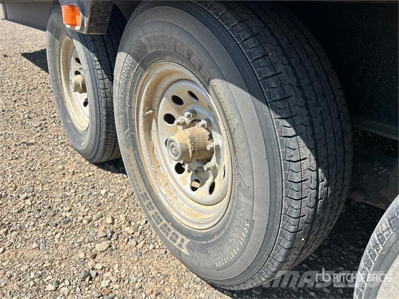 Oasis 30 ft Tri/A Equipment Trailer Remolques para transporte de vehículos