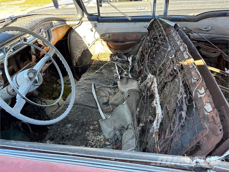  Oldsmobile Holiday Automobile (Inoperable) Auto's